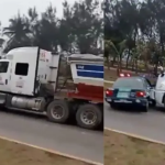 Taxista en Oaxaca amarra a dos perritos a su auto y los arrastra