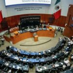 Allan Corona llega a la meta en los Juegos Olímpicos de Invierno 2026 y celebra con sus compañeros